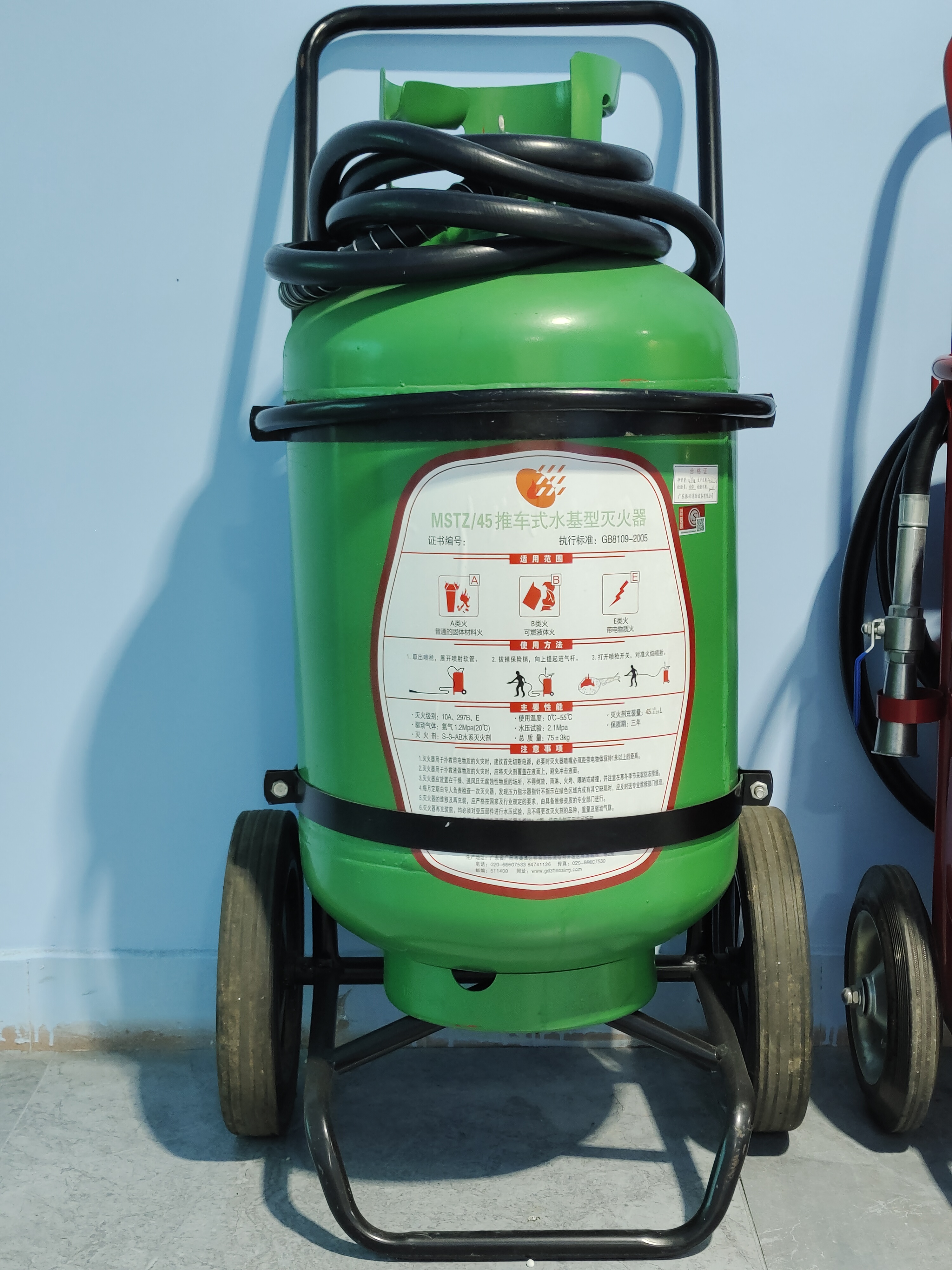 推車式水基型滅火器使用方法？