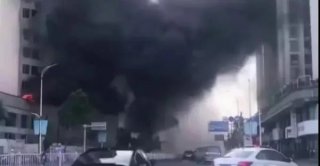 廣東汕頭一在建樓盤突發(fā)火災(zāi)，現(xiàn)場濃煙滾滾，相當(dāng)驚險！
